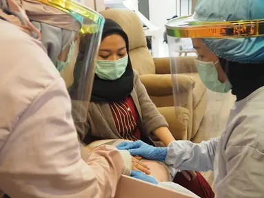 Perawat memberi cairan antioksidan saat perawatan tubuh wanita di The Aesthetics Salon, Jalan Raya Yasmin, Bogor, Jawa Barat, Minggu (14/6/2020). Saat ini, protokol kesehatan untuk memutus penyebaran COVID-19 telah menjadi kebiasaan masyarakat di berbagai sendi kehidupan. (merdeka.com/Arie Basuki)