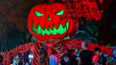 Sebuah labu Halloween raksasa terlihat saat festival labu di Parque Fundidora, Monterrey, Negara Bagian Nuevo Leun, Meksiko, pada 25 Oktober 2024. (Julio Cesar AGUILAR/AFP)