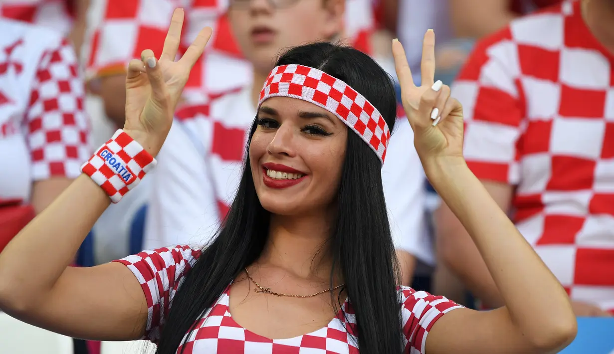 Aksi suporter Kroasia saat berpose sebelum pertandingan antara Kroasia dan Nigeria dalam Piala Dunia 2018 di Stadion Kaliningrad, Kaliningrad, Sabtu, (16/6). (Patrick Hertzog/AFP)