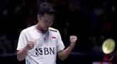 Pebulu tangkis tunggal putra Indonesia Anthony Sinisuka Ginting merayakan kemenangannya atas pebulu tangkis Denmark Victor Axelsen pada laga perempat final All England 2024 di Utilita Arena Birmingham, Inggris, Jumat (15/03/2024).  (Foto AP/PA/Bradley Collyer)