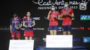 Pebulu tangkis ganda campuran China Zheng Si Wei/Huang Ya Qiong (kanan) dan pebulu tangkis ganda campuran Jepang Yuta Watanabe/Arisa Higashino (kiri) naik podium usai pertandingan final East Ventures Indonesia Open 2022 di Istora, Senayan, Jakarta, Minggu (19/6/2022). Zheng Si Wei/Huang Ya Qiong menjuarai Indonesia Open 2022 usai mengalahkan Yuta Watanabe/Arisa Higashino dengan skor 21-14 dan 21-16. (Liputan6.com/Faizal Fanani)