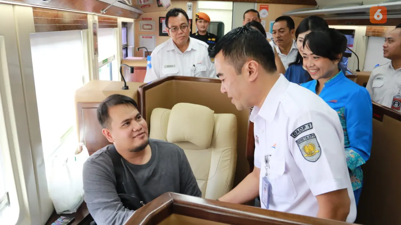 KAI membagikan hadiah bagi para penumpang kereta api di Stasiun Gambir, Jakarta. Foto: Liputan6.com/Ilyas Istianur P