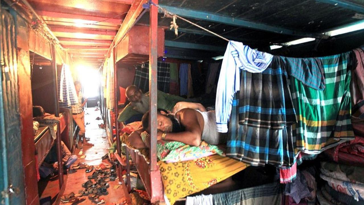 Hotel tersebut dikatakan menyediakan sekitar 48 kamar dengan fasilitas seperti tempat tidur, toilet, air bersih, dan kipas angin.