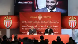 Legenda Prancis, Thierry Henry, bersama Wakil Presiden AS Monaco, Vadim Vasilyev, saat diperkenalkan sebagai pelatih baru di Monaco, Rabu (17/10). Dirinya menggantikan posisi yang ditinggalkan Leonardo Jardim. (AFP/Valery Hache)