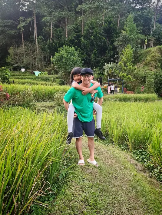"Yupp! Sepertinya sebentar lagi udah kegedean buat digendong kaya gini.. Enjoy every single moments with u Daddy," tulis ellynatirta dalam unggahan fotonya.  [Instagram/nickytirta]