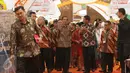 Direktur Konsumer Banking Anggoro Eko Cahyo tengah menjelaskan pameran Inacraft 2017 kepada Presiden Joko Widodo dan ibu negara Iriana usai diresmikan di JCC, Senayan, Jakarta, Rabu (26/4). (Liputan6.com/Angga Yuniar)