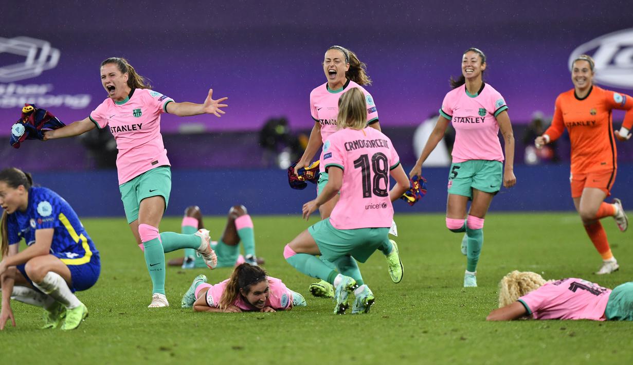 Para pemain Barcelona melakukan selebrasi usai menjuarai Liga Champions Wanita setelah menaklukkan Chelsea di Gothenburg, Swedia, Senin (17/5/2021). Barcelona menang dengan skor 4-0. (AP//Martin Meissner)