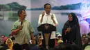 Presiden Joko Widodo atau Jokowi berbincang dengan warga saat membagian sertifikat tanah di Pasar Minggu, Jakarta, Jumat (22/2). Tahun ini ditargetkan 9 juta sertifikat tanah yang dibagikan pemerintah. (Liputan6.com/Angga Yuniar)