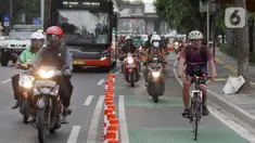 Pengendara  sepeda melewati  jalur khusus  sepeda di Jalan Pejompongan Raya, Jakarta Pusat, Selasa (15/11/2022). Kepala Dinas Perhubungan Jakarta Syafrin Liputo memastikan tidak ada pembangunan jalur sepeda di 2023 dan akan mengevaluasi efektivitas pemanfaatan jalur sepeda eksisting di ibukota Jakarta. (merdeka.com/Arie Basuki)