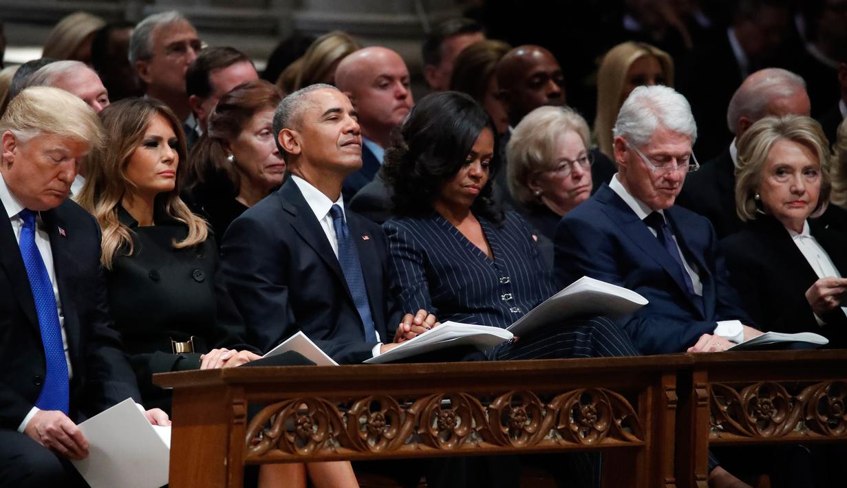 Presiden AS Donald Trump dan Melania Trump, mantan presiden Barack Obama dan Michelle Obama serta mantan presiden Bill Clinton dan Hillary Clinton dalam prosesi pemakaman kenegaraan George HW Bush di Washington, Rabu (5/12). (AP/Alex Brandon, Pool)