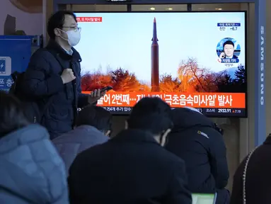 Orang-orang menonton TV yang menampilkan file gambar peluncuran rudal Korea Utara selama program berita di Stasiun Kereta Api Seoul di Seoul, Korea Selatan, Selasa (11/1/2022). Korea Utara disebut menembakkan proyektil yang diduga mirip rudal balistik ke laut. (AP Photo/Ahn Young-joon)