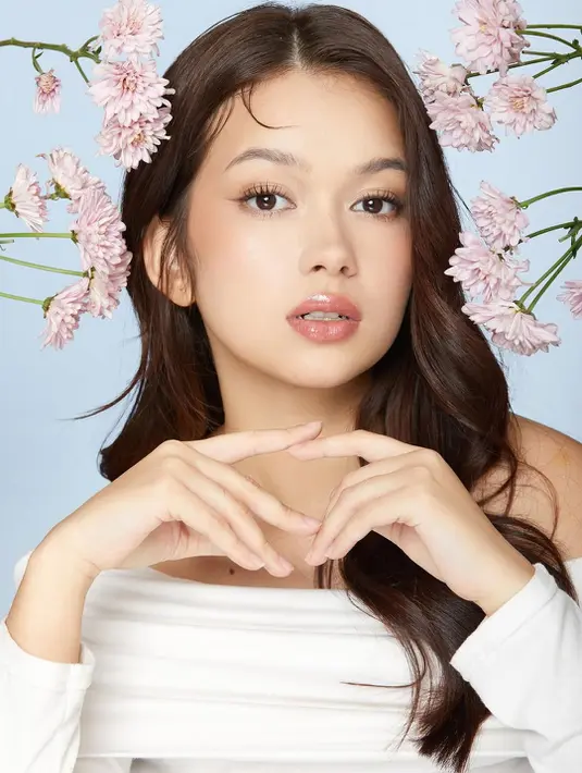 Aktris 23 tahun itu tampil cantik natural dengan complexion yang flawless dan blush soft brown [@rklopper]