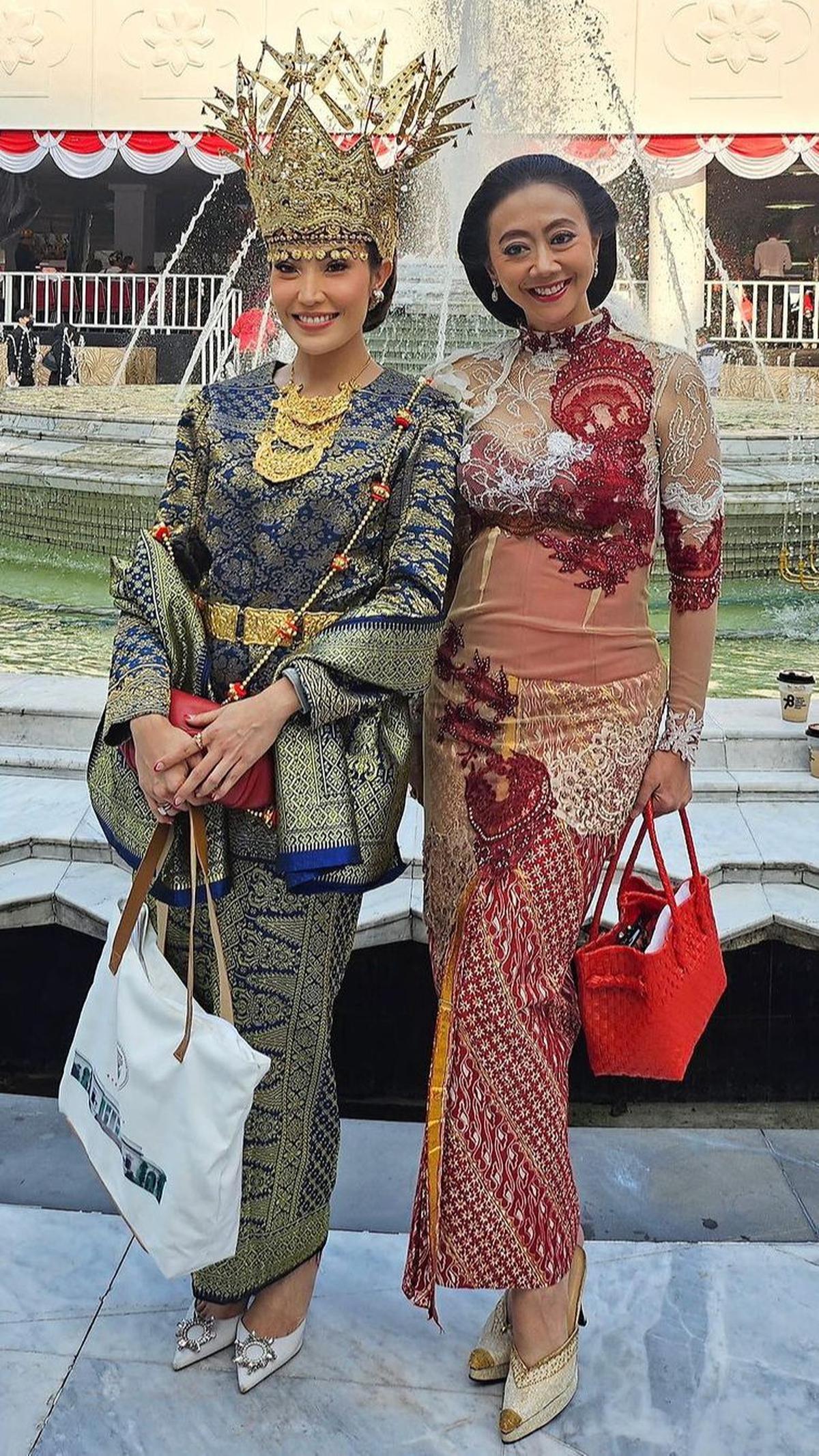 Asri Welas tampil dengan busana kebaya berwarna merah dan putih. Ia juga mengenakan tatanan rambut sanggul agar penampilannya terlihat sempurna sebagai perempuan Jawa.