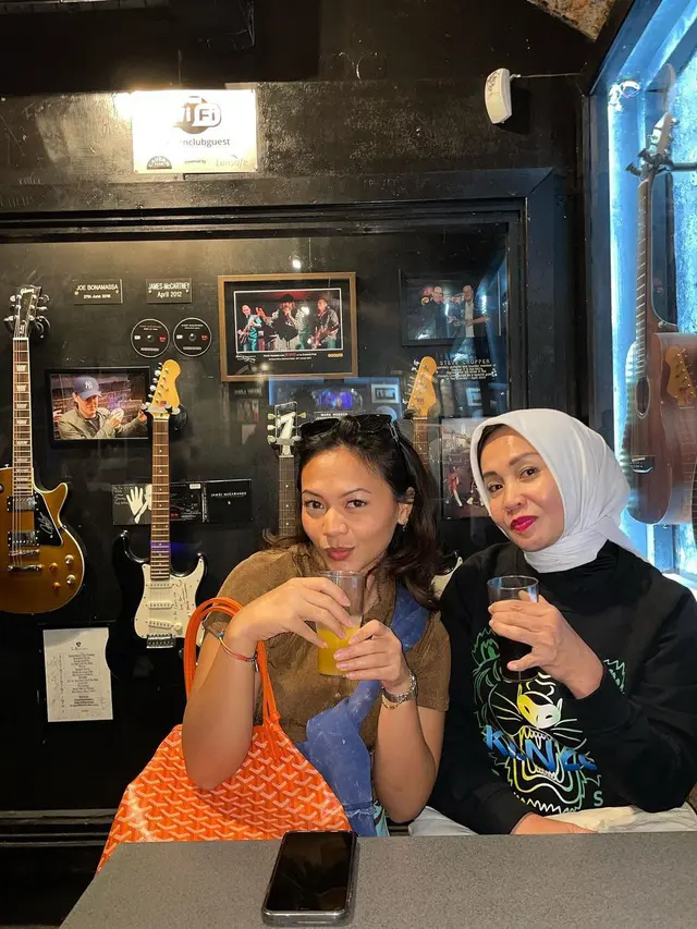 Kedekatan Amel Carla dan sang ibu seperti dua orang sahabat (Instagram/ oktarina28)