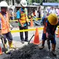 Petugas Palyja bersama mitra kerja PAM Jaya sedang menggali tanah yang diduga terdapat pipa ilegal, Jakarta, Rabu (4/6/2014) (Liputan6.com/Johan Tallo) 