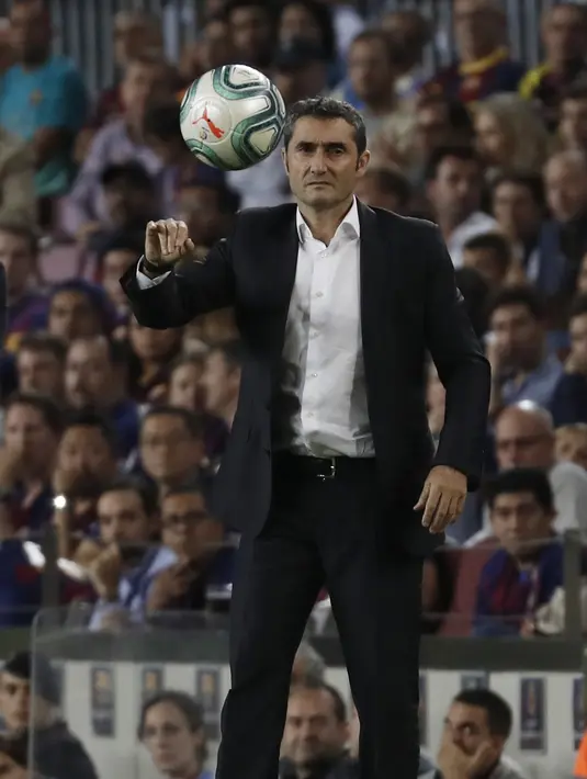 Pelatih Barcelona, Ernesto Valverde saat menyaksikan pemainnya bertanding melawan Villareal pada lanjutan pertandingan La Liga di Camp Nou, Rabu (25/9/2019). Barcelona menang tipis atas Villareal 2-1. (AP Photo/Joan Monfort)