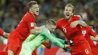 Para pemain Inggris melakukan selebrasi usai mengalahkan Kolombia pada laga 16 besar Piala Dunia di Stadion Spartak, Selasa (3/7/2018). Inggris menang 4-3 atas Kolombia lewat adu penalti. (AP/Victor R. Caivano)