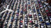 Santri melaksanakan salat hari pertama bulan suci Ramadhan di Pondok Pesantren Ar-Raudatul Hasanah Medan, Sumatera Utara, Indonesia, Selasa, 12 Maret 2024 (AP Photo/Binsar Bakkara)