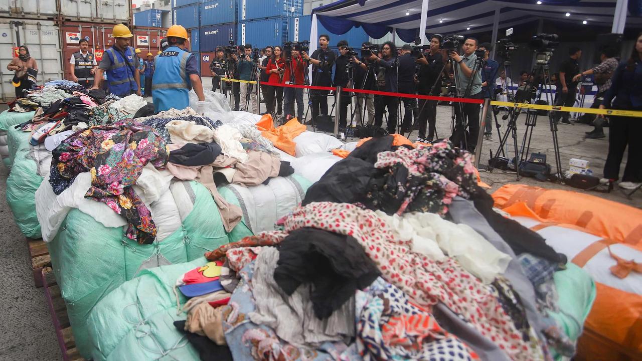 FOTO: Pakaian Bekas Ilegal Senilai Rp53 Miliar Disita di Tanjung Priok