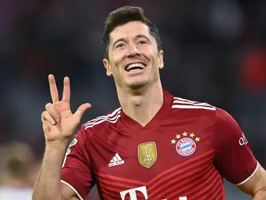 Penghargaan Golden Shoes diberikan kepada pesepak bola Eropa yang mampu mencetak gol terbanyak dalam satu musim di semua ajang kompetisi yang diikuti. Awal musim 2021/2022 ini telah muncul 5 nama calon peraih Golden Shoes dengan catatan gol terbanyak. (AFP/Christof Stache)