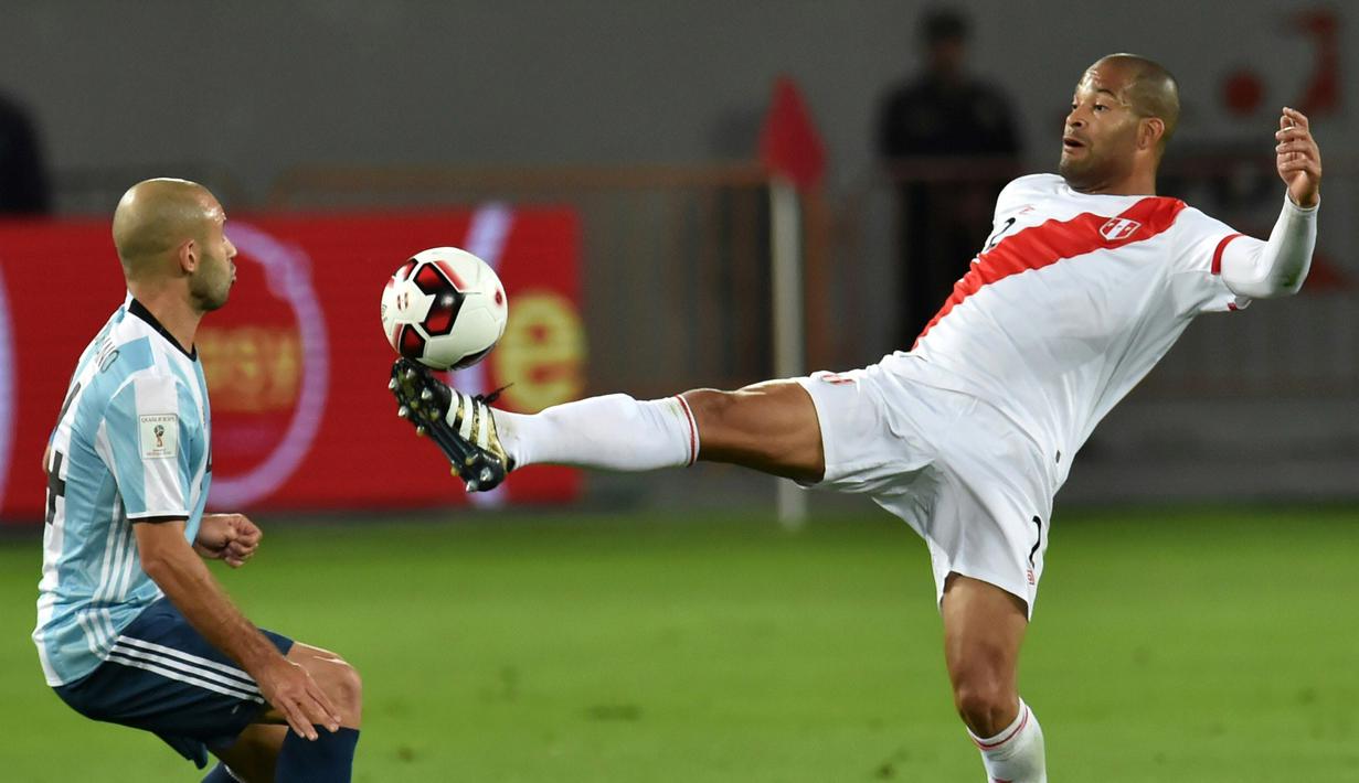 Javier Mascherano (kiri) mencoba menghadang laju pemain Peru, Alberto Rodriguez pada laga pada laga kualifikasi di Nacional Stadium, Lima, Peru. (AFP/Luka Gonzales)