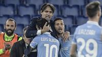 Gelandang Lazio, Luis Alberto (10), melakukan selebrasi bersama pelatih Simone Inzaghi, usai mencetak gol kedua timnya ke gawang Napoli dalam laga lanjutan Liga Italia Serie A 2020/21 pekan ke-13 di Olimpico Stadium, Roma, Minggu (20/12/2020). Lazio mengalahkan Napoli 2-0. (AFP/Filippo Monteforte)