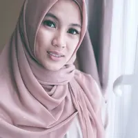 Adem banget, makeup seleb berhijab ini cantik maksimal. (Sumber foto: ichasoebandono/instagram)