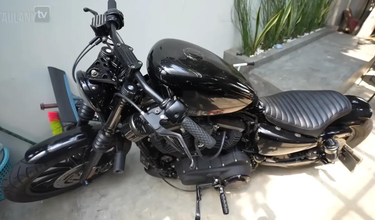Salah satu yang mencuri perhatian Andre Taulany yakni motor Harley Rigen. Tampak Harley Sportster 883 milik Rigen bikin Andre terkesima.