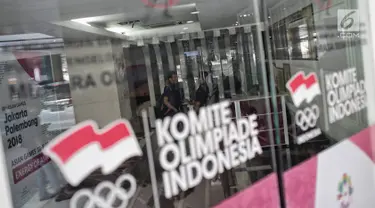 Sejumlah orang terlihat berada di dalam kantor PSSI saat penggeledahan oleh Satgas Antimafia Bola Polri di FX Office Tower, Jakarta, Rabu (30/1). Penggeledahan terkait kasus pengaturan skor sepak bola Indonesia. (Liputan6.com/Faizal Fanani)