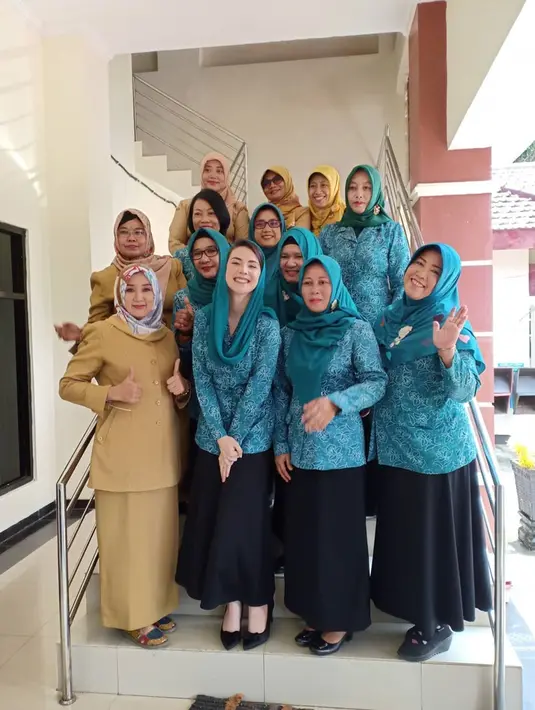 Meskipun menyandang sebagai Ketua Umum Tim Penggerak PKK Jawa Timur, Arumi Bachsin tidak enggan untuk berfoto bersama dengan anggota lainnya. (Liputan6.com/IG/@arumi_arumi_94)