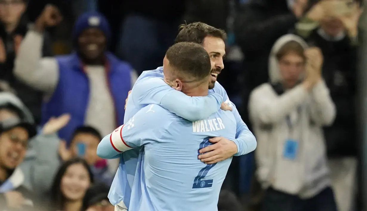 Kyle Walker dari Manchester City merayakan gol bersama Bernardo Silva ke gawang Newcastle United pada laga Piala FA di Stadion Etihad, Minggu (17/3/2024).  Hasil positif ini membawa City ke babak semifinal.  (Foto AP/Dave Thompson)