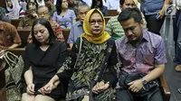 Terdakwa kasus dugaan korupsi investasi perusahaan di Blok Basker Manta Gummy (BMG) Australia tahun 2009, Karen Agustiawan (tengah) didampingi keluarganya saat akan menjalani sidang pembacaan putusan di Pengadilan Tipikor, Jakarta, Senin (10/6/2019). (Liputan6.com/Herman Zakharia)