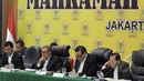 Ketua Majelis Hakim Mahkamah Partai Golkar Muladi (kedua kanan) bersama anggota majelis hakim H.A.S Natabaya (kanan), Andi Mattalata (kedua kiri) dan Djasri Marin (kiri) memimpin sidang putusan, Jakarta, Selasa (3/3/2015). (Liputan6.com/Andrian M Tunay)