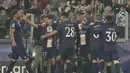 Penyerang PSG, Kylian Mbappe (ketiga kanan) berselebrasi dengan rekan satu timnya setelah mencetak gol pembuka timnya ke gawang Juventus selama pertandingan lanjutan grup H Liga Champions di stadion Allianz di Turin, Italia, Kamis (3/11/2022). PSG menang atas tuan rumah Juventus 2-1.  (AP Photo/Antonio Calanni)