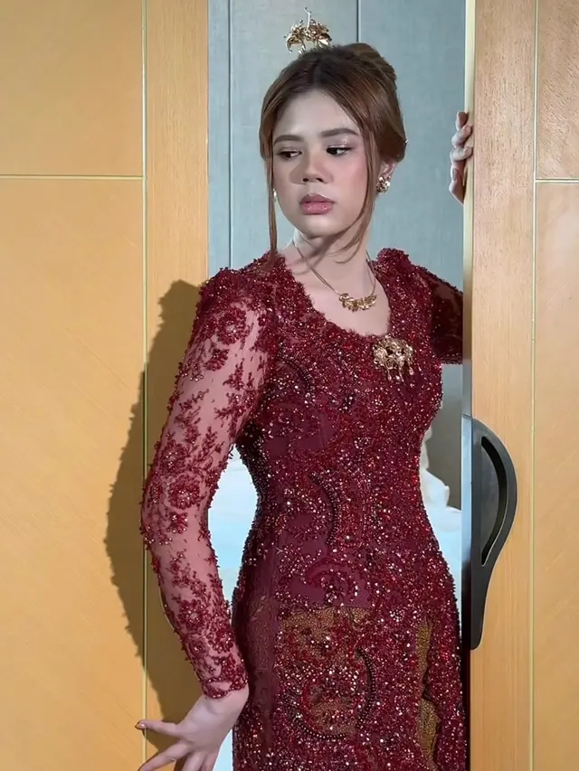 Adik El Rumi di Momen Akad Nikah pakai kebaya. [@studioboh]