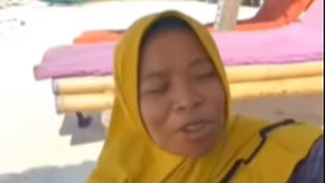 Dalam video singkat tersebut, penjual sarung berhijab kuning menawarkan dagangannya.&nbsp;