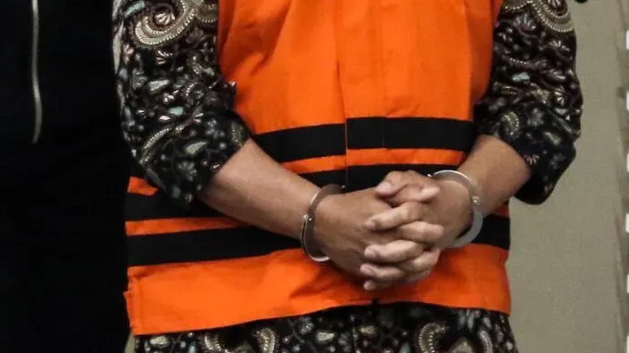 FOTO: Ekspresi Kasdi Subagyono, Anak Buah Mentan Syahrul Yasin Limpo Jadi Tersangka Kasus Pemerasan dan Gratifikasi di Kementan