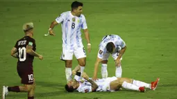 Akibatnya, kaki Luis Martinez justru mengarah ke tulang kering Lionel Messi. Alhasil, bintang PSG ini tersungkur dan mengerang kesakitan. (Foto: AP/Miguel Gutierrez, Pool)