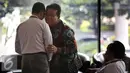 Widodo Supriadi menyapa kenalannya di lobi saat menunggu untuk diperiksa di Gedung KPK, Jakarta, Rabu (2/11). Widodo diperiksa sebagai saksi terkait kasus penjualan gula yang melibatkan tersangka Farizal. (Liputan6.com/Johan Tallo)