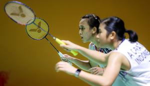Pebulu tangkis ganda putri Indonesia, Amalia Cahaya Pratiwi/Febriana Dwipuji Kusuma bersiap menerima kok dari pasangan Korea, Kim Hye Jeong/Kong Hee Yong dalam laga perempat final Indonesia Masters 2025 melawan di Istora Senayan, Jakarta, Jumat (24/01/2025). (Bola.com/Bagaskara Lazuardi)