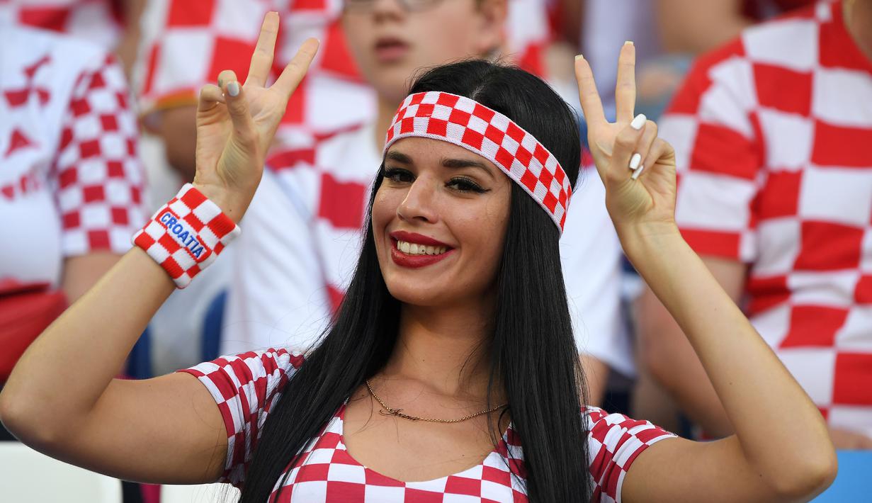 Aksi suporter Kroasia saat berpose sebelum pertandingan antara Kroasia dan Nigeria dalam Piala Dunia 2018 di Stadion Kaliningrad, Kaliningrad, Sabtu, (16/6). (Patrick Hertzog/AFP)
