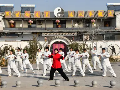 Pencinta Taichi atau Taijiquan berlatih di sebuah sekolah seni bela diri tradisional di Distrik Yongnian, Kota Handan, Provinsi Hebei, China tengah pada 16 Desember 2020. UNESCO pada Kamis (17/12) memasukkan Taichi China ke dalam Daftar Representatif Warisan Budaya Takbenda Kemanusiaan. (Xinhua)