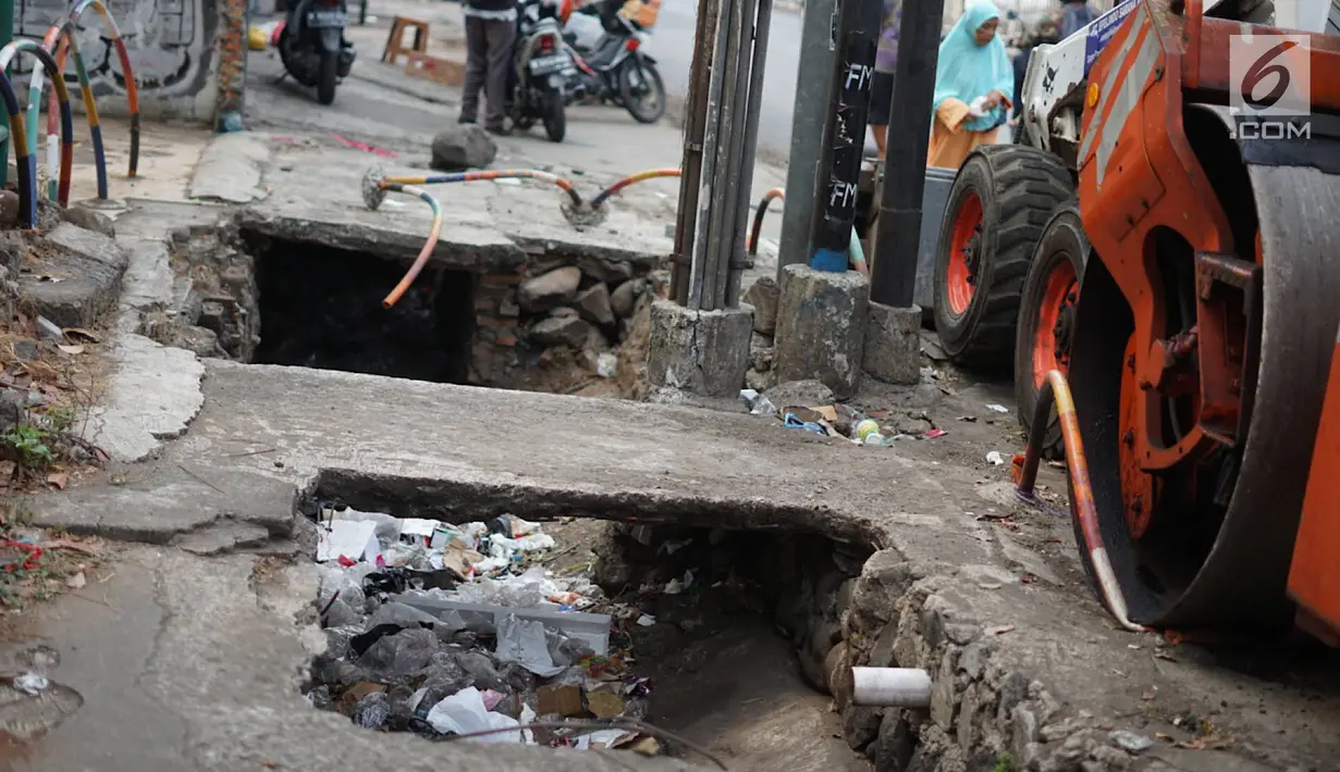 Kondisi trotoar yang rusak dan berlubang di Jalan Raya Pasar Minggu, Jakarta, Jumat (13/9/2019). Selain mengganggu kenyamanan, kondisi trotoar yang rusak tersebut juga membahayakan pejalan kaki, terutama saat malam hari. (Liputan6.com/Immanuel Antonius)
