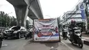 Kendaraan berjalan tersendat saat melintas di Jalan Kapten Tendean, Mampang Prapatan, Jakarta, Senin (5/4/2021). Kemacetan arus lalu lintas dari arah Jalan Kapten Tendean menuju kawasan Blok M itu disebabkan adanya proyek galian kabel Sarana Jaringan Utilitas Terpadu. (merdeka.com/Iqbal S Nugroho)