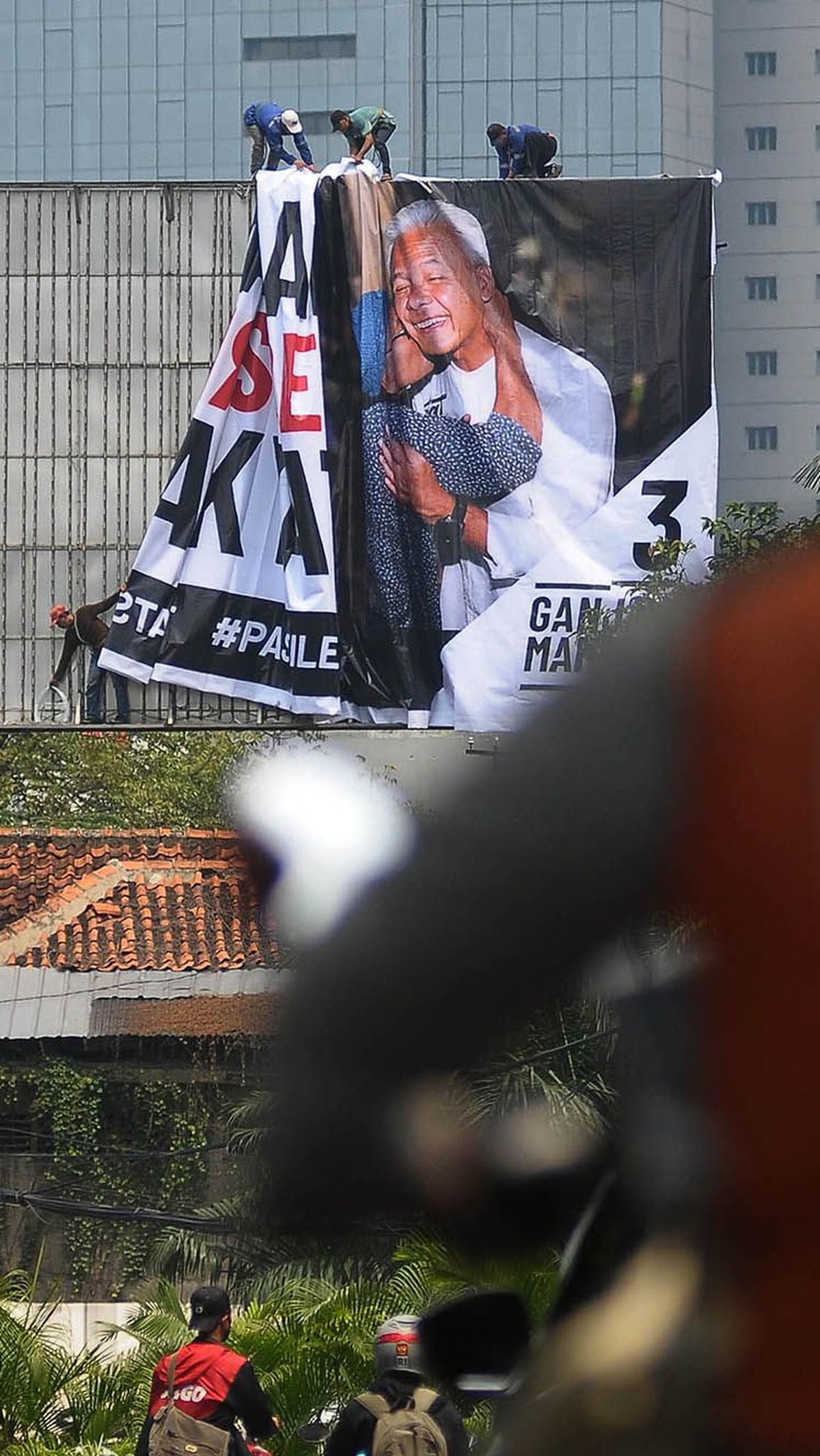 Penampakan alat peraga kampanye capres Ganjar Pranowo pada baliho di kawasan Karet Tengsin, Jakarta, Kamis (11/1/2024).