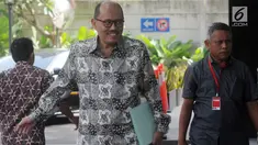 Staf ahli Menteri Agama Lukman Hakim Saifuddin, Janedjri M Gaffar tiba untuk menjalani pemeriksaan di Gedung KPK, Jakarta, Kamis (11/4). Janedjri diperiksa sebagai saksi untuk tersangka Romahurmuziy terkait kasus jual beli jabatan di lingkungan Kementerian Agama. (merdeka.com/Dwi Narwoko)