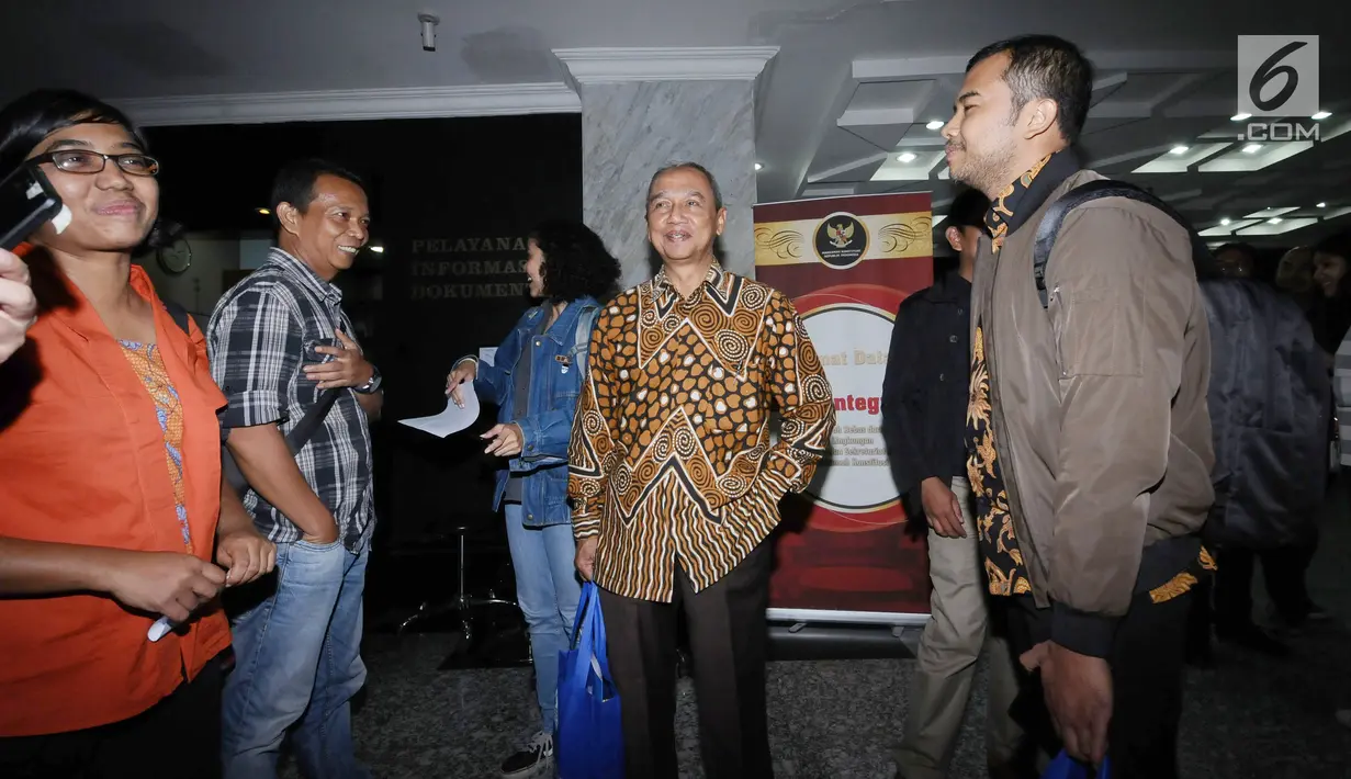 Mantan Wakil Ketua KPK M Busyro Muqoddas (keempat kiri) saat mendatangi gedung Mahkamah Konstitusi, Jakarta, Kamis (7/12). Busyro Muqoddas menyerahkan permohonan mencabut gugatan pasal 79 ayat 3 UU MD3 tentang hak angket. (Liputan6.com/Helmi Fithriansyah)