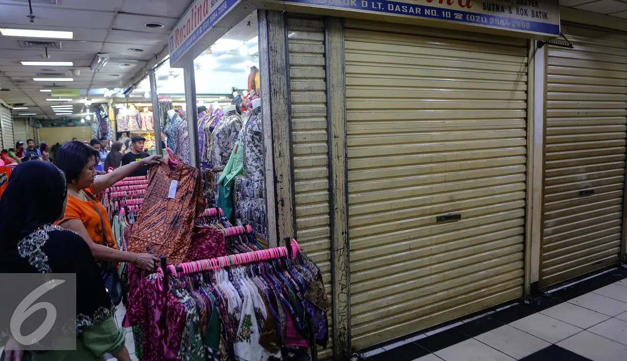 Seorang pembeli saat memilih pakaian di pasar Tanah Abang Blok C, Jakarta, Selasa, (22/7/2015). Usai liburan lebaran Pasar Tanah Abang akan normal kembali pada 27 Juli mendatang. (Liputan6.com/Faizal Fanani)