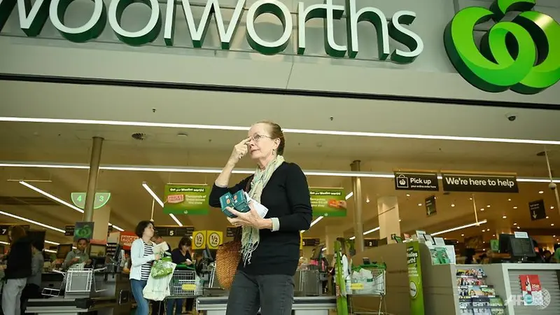 Sebuah supermarket di Australia bernama "Woolworths" menerapkan aturan jam belanja khusus bagi para lansia lantaran panic buying yang masih terus berlanjut di sana.