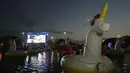 Sejumlah balon flamingo terlihat selama Festival Terapung pertama di Danau Sarah Kubstichek Brasilia, Brasil (30/9/2020). Brasil mengadakan festival pertama yang mengusung tema terapung. (AP Photo/Eraldo Peres)